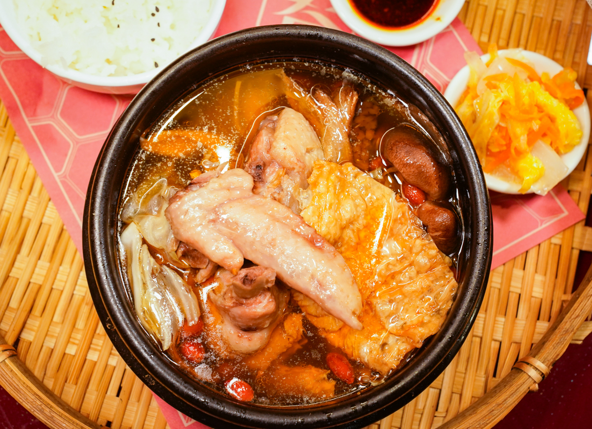 [台中美食]有春茶館大墩店-人氣台中茶館!台式復古元素滿滿~超好吃麻油雞、青花椒酸菜湯牛小排麵 @美食好芃友（芃芃）