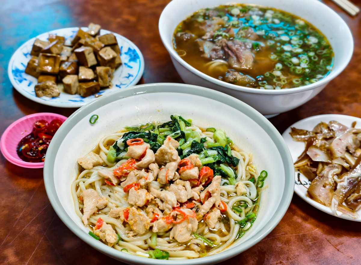 [高雄]姚家蘭州拉麵-新興區巷弄30年高雄麵店!真功夫手工現拉拉麵~大推雪菜辣雞麵 @美食好芃友（芃芃）