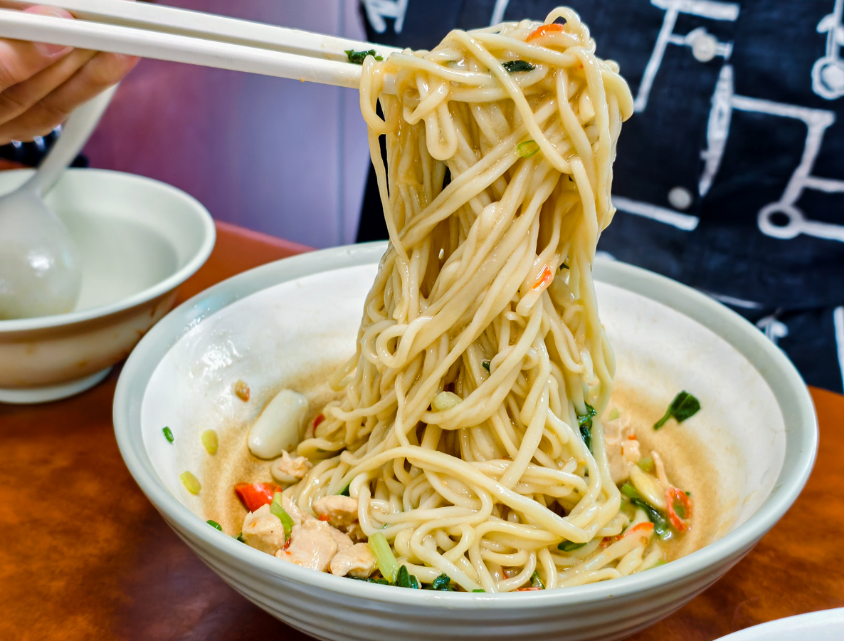 [高雄]姚家蘭州拉麵-新興區巷弄30年高雄麵店!真功夫手工現拉拉麵~大推雪菜辣雞麵 @美食好芃友（芃芃）