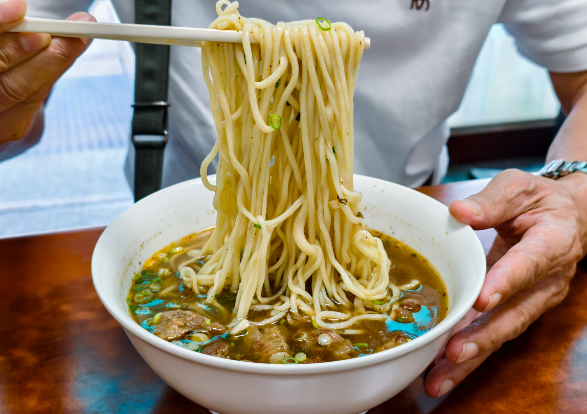 [高雄]姚家蘭州拉麵-新興區巷弄30年高雄麵店!真功夫手工現拉拉麵~大推雪菜辣雞麵 @美食好芃友（芃芃）
