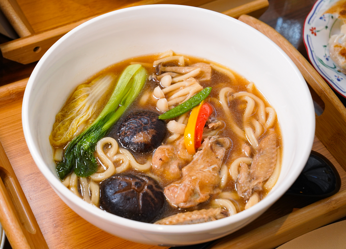 [前鎮美食]魯班LuBen-高雄秘境!儀式感滿滿綠意質感用餐空間~全新手工烏龍麵煎餃套餐 @美食好芃友（芃芃）