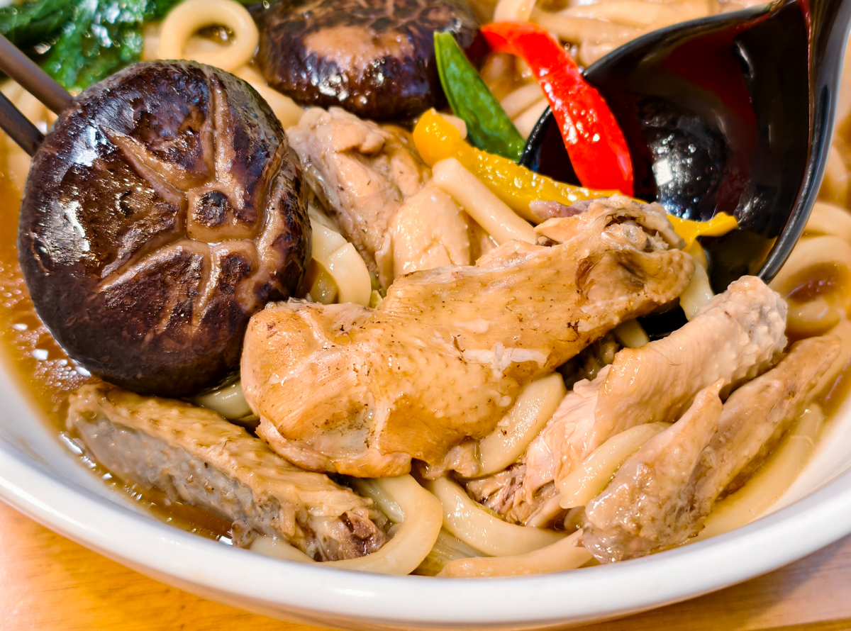 [前鎮美食]魯班LuBen-高雄秘境!儀式感滿滿綠意質感用餐空間~全新手工烏龍麵煎餃套餐 @美食好芃友（芃芃）