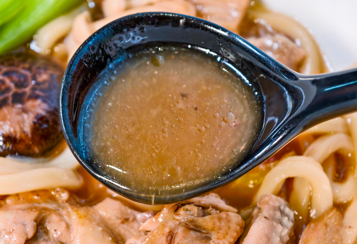 [前鎮美食]魯班LuBen-高雄秘境!儀式感滿滿綠意質感用餐空間~全新手工烏龍麵煎餃套餐 @美食好芃友（芃芃）