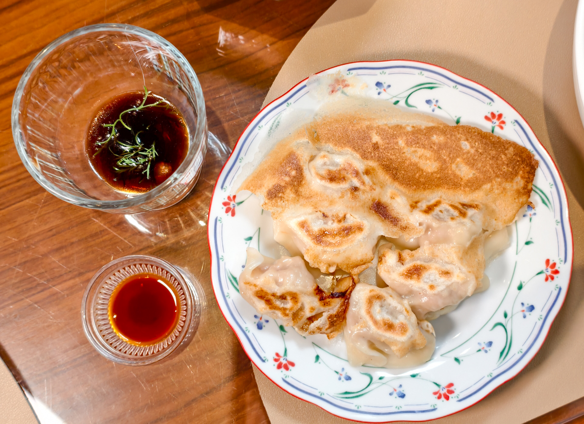 [前鎮美食]魯班LuBen-高雄秘境!儀式感滿滿綠意質感用餐空間~全新手工烏龍麵煎餃套餐 @美食好芃友（芃芃）