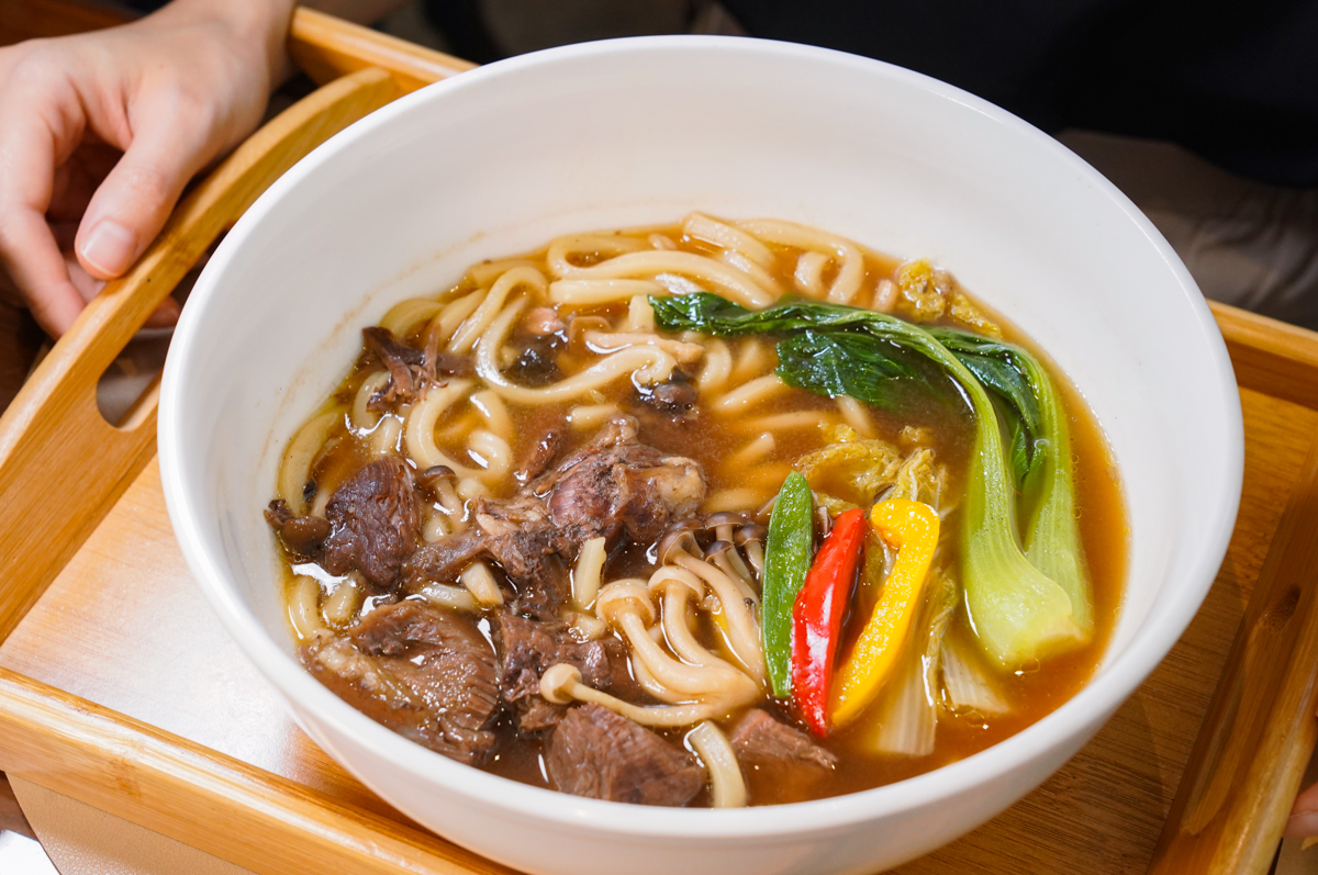 [前鎮美食]魯班LuBen-高雄秘境!儀式感滿滿綠意質感用餐空間~全新手工烏龍麵煎餃套餐 @美食好芃友（芃芃）