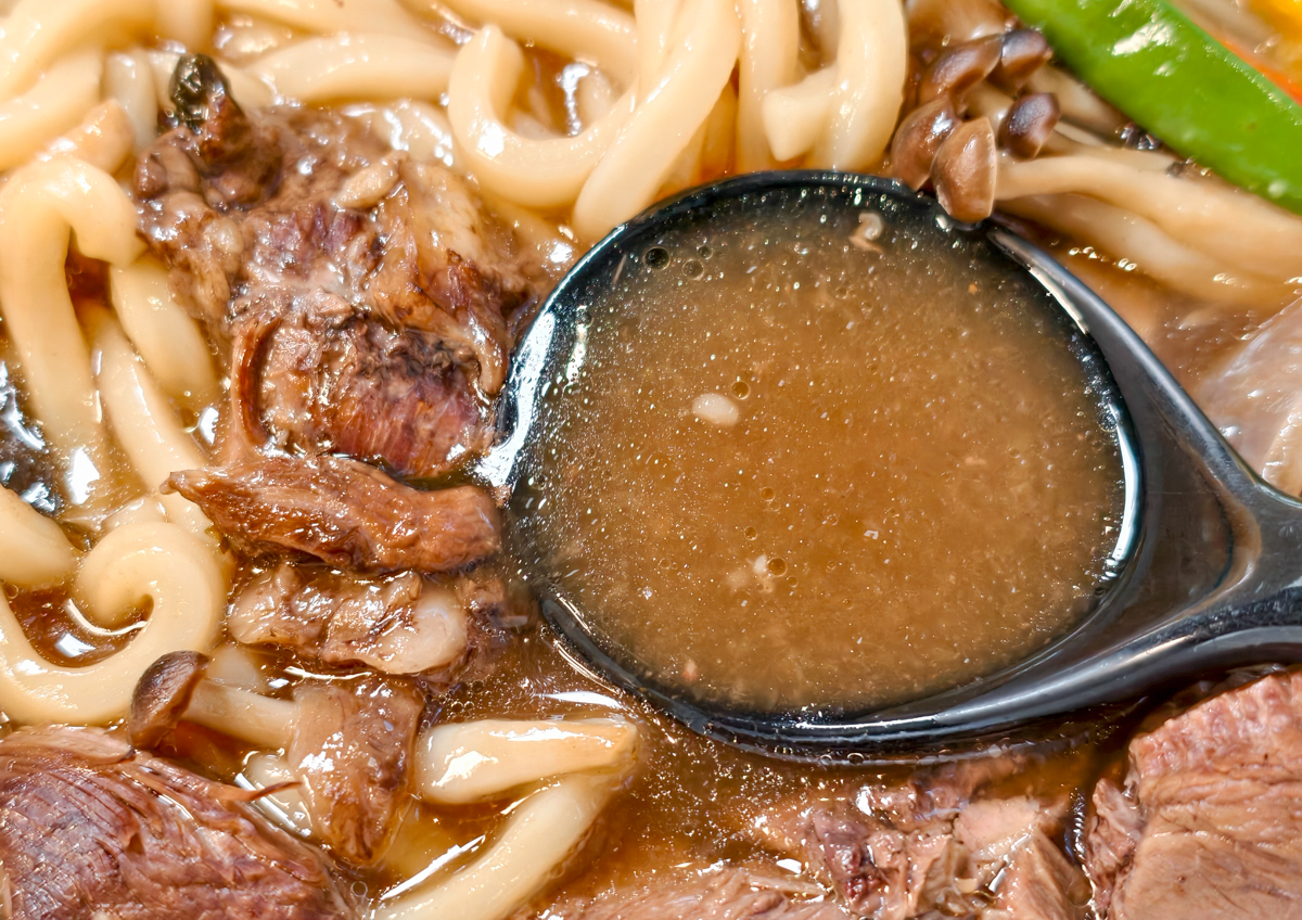 [前鎮美食]魯班LuBen-高雄秘境!儀式感滿滿綠意質感用餐空間~全新手工烏龍麵煎餃套餐 @美食好芃友（芃芃）