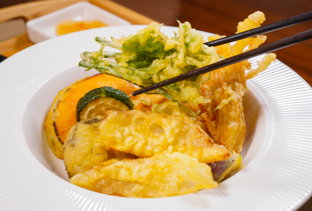 [前鎮美食]魯班LuBen-高雄秘境!儀式感滿滿綠意質感用餐空間~全新手工烏龍麵煎餃套餐 @美食好芃友（芃芃）