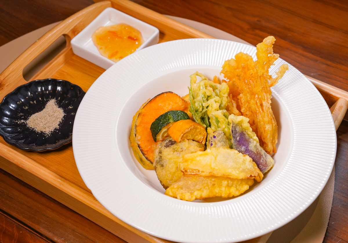 [前鎮美食]魯班LuBen-高雄秘境!儀式感滿滿綠意質感用餐空間~全新手工烏龍麵煎餃套餐 @美食好芃友（芃芃）