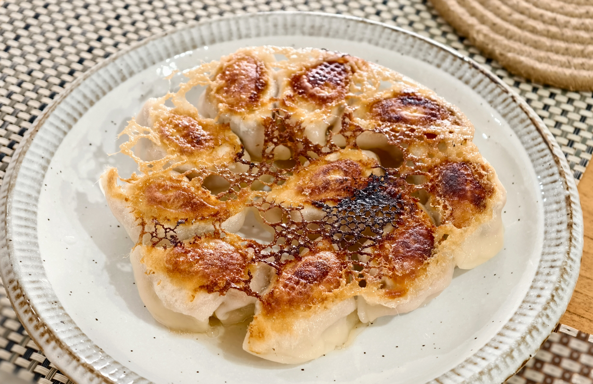 [前鎮美食]魯班LuBen-高雄秘境!儀式感滿滿綠意質感用餐空間~全新手工烏龍麵煎餃套餐 @美食好芃友（芃芃）