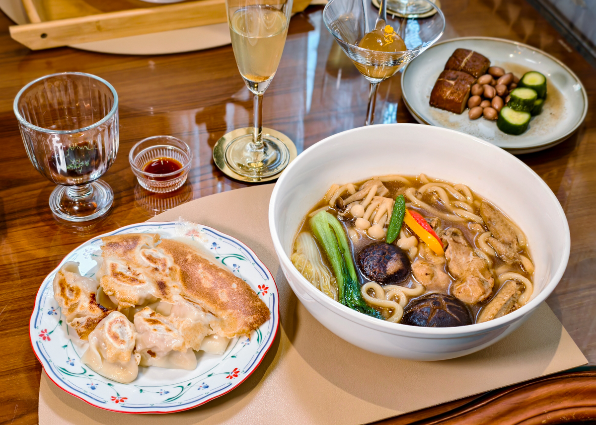 [前鎮美食]魯班LuBen-高雄秘境!儀式感滿滿綠意質感用餐空間~全新手工烏龍麵煎餃套餐 @美食好芃友（芃芃）