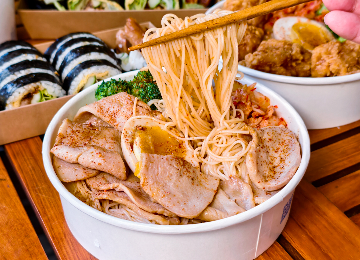 [高雄]木華麥面復興店-公司團體超愛訂的全新高雄便當!日式飯捲、拌麵、炒烏龍~爽口又好吃的午餐提案 @美食好芃友（芃芃）
