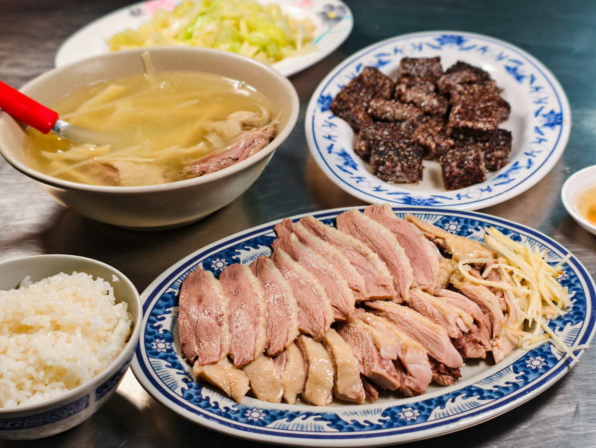 [新興美食]新營鵝肉吃懷念-低調好吃高雄鵝肉老店!鹹水鵝送筍子湯~ @美食好芃友（芃芃）