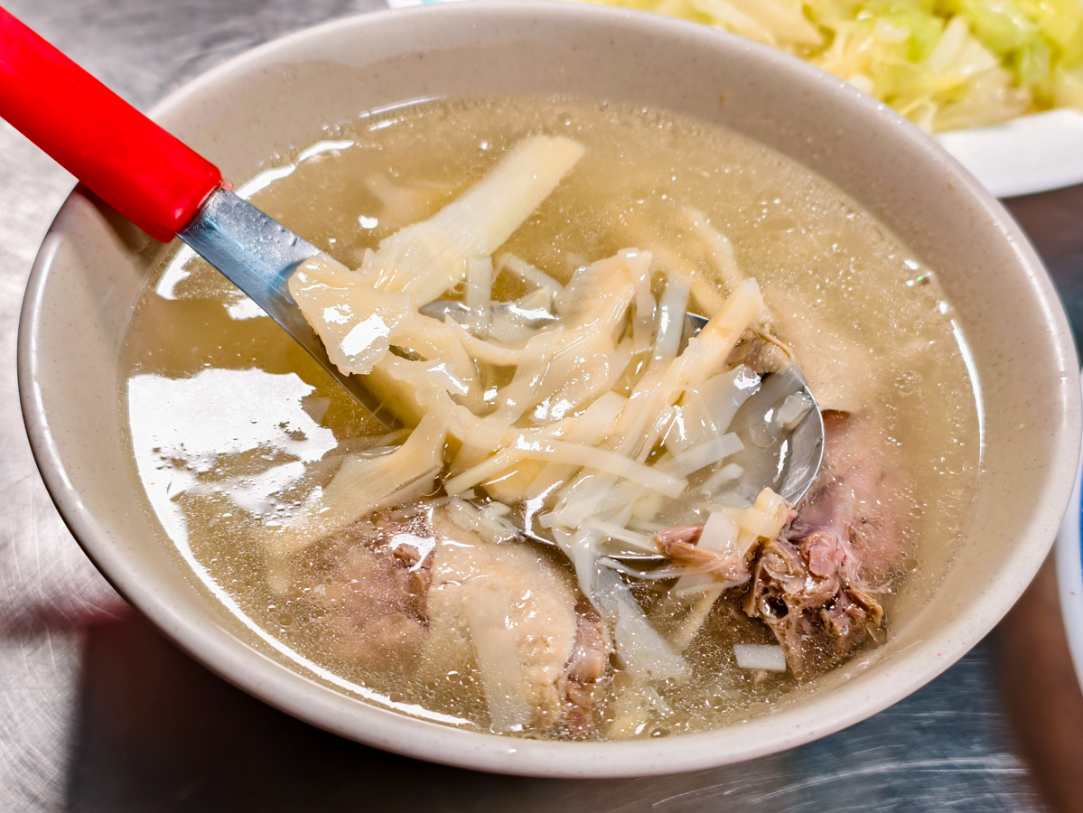 [新興美食]新營鵝肉吃懷念-低調好吃高雄鵝肉老店!鹹水鵝送筍子湯~ @美食好芃友（芃芃）