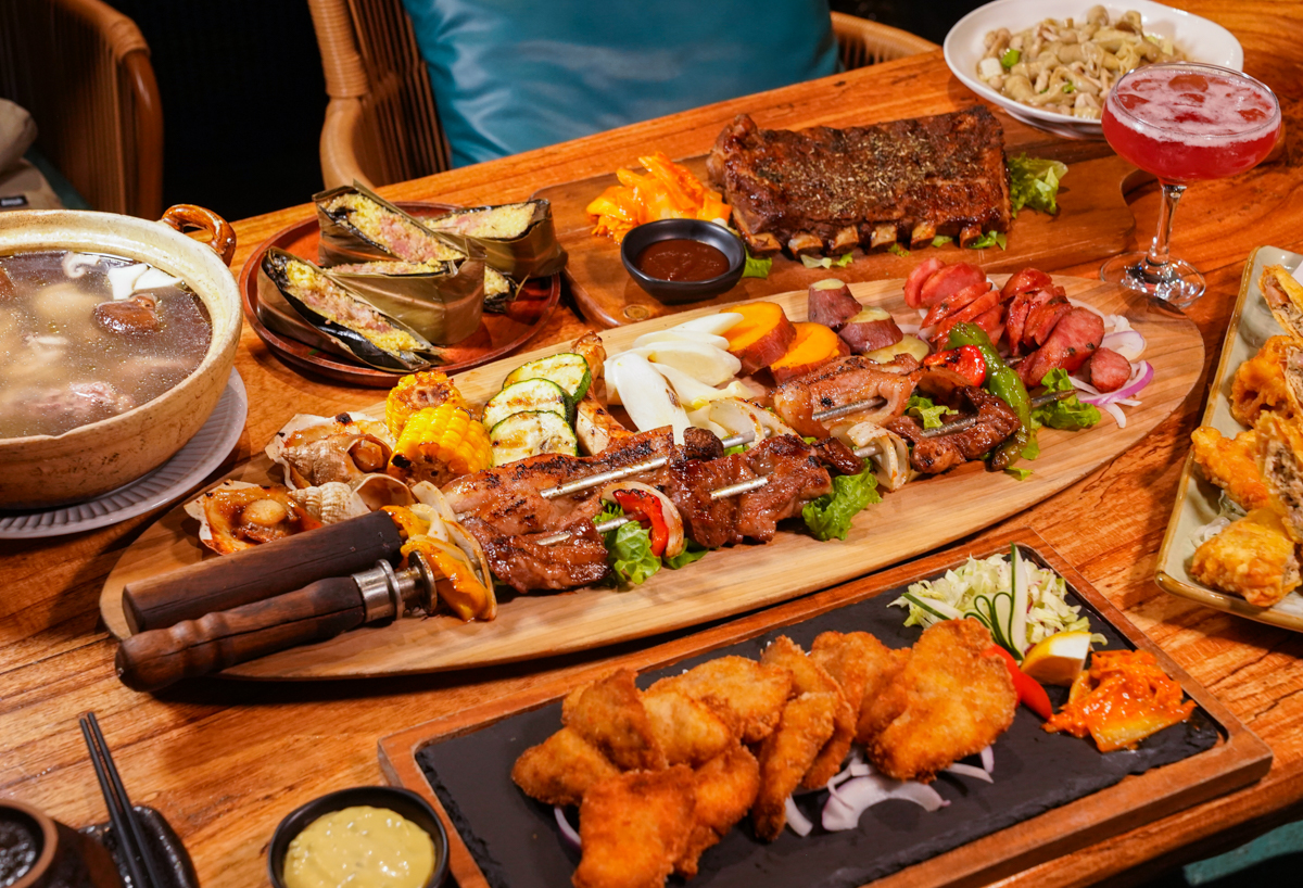 [高雄]打鹿岸原住民人文主題餐廳高流店－高雄流行音樂中心鯨魚堤岸隱藏版原住民餐廳！驚人份量烤肉盤、好吃小米阿拜 @美食好芃友（芃芃）