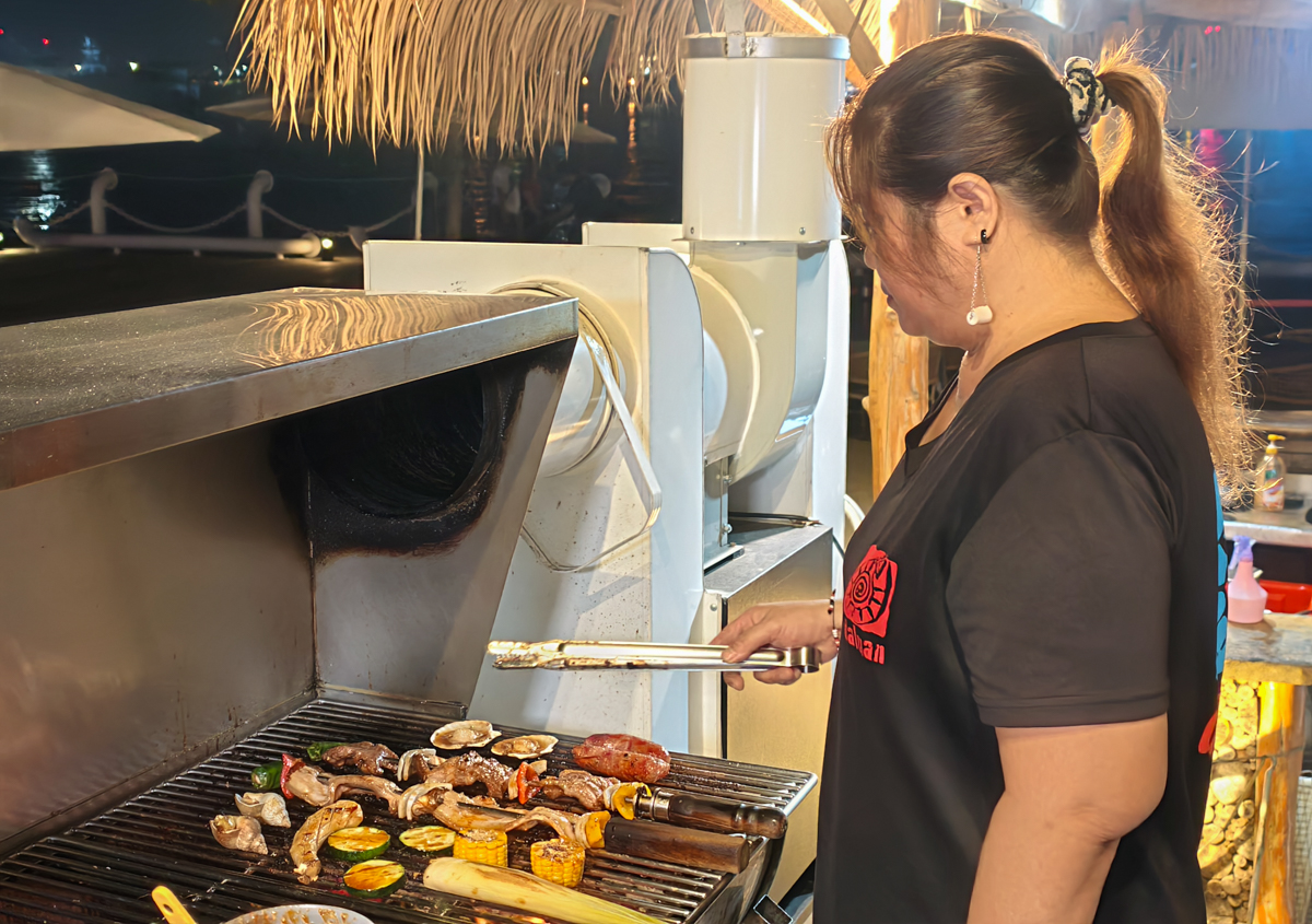 [高雄]打鹿岸原住民人文主題餐廳高流店－高雄流行音樂中心鯨魚堤岸隱藏版原住民餐廳！驚人份量烤肉盤、好吃小米阿拜 @美食好芃友（芃芃）