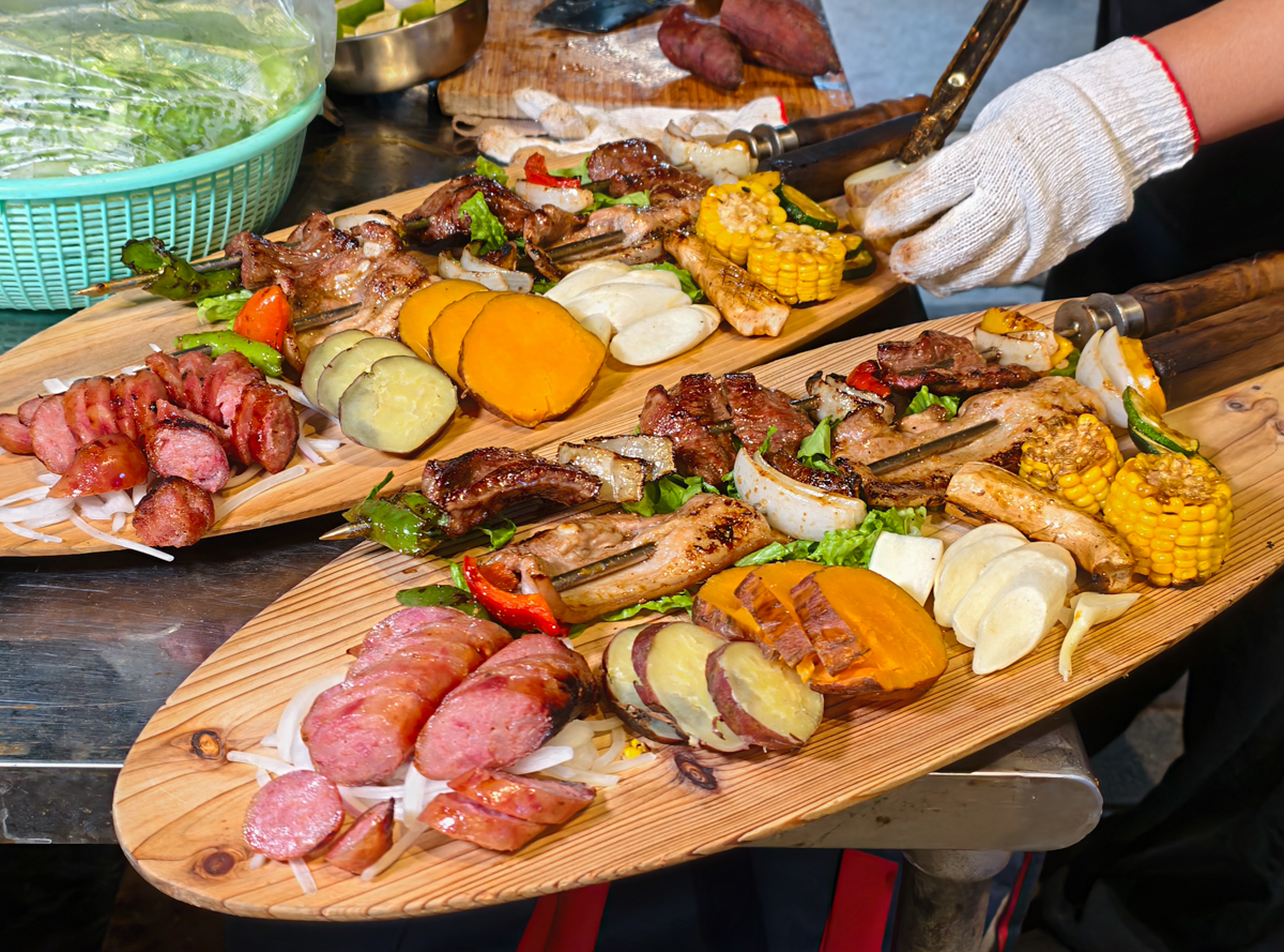 [高雄]打鹿岸原住民人文主題餐廳高流店－高雄流行音樂中心鯨魚堤岸隱藏版原住民餐廳！驚人份量烤肉盤、好吃小米阿拜 @美食好芃友（芃芃）