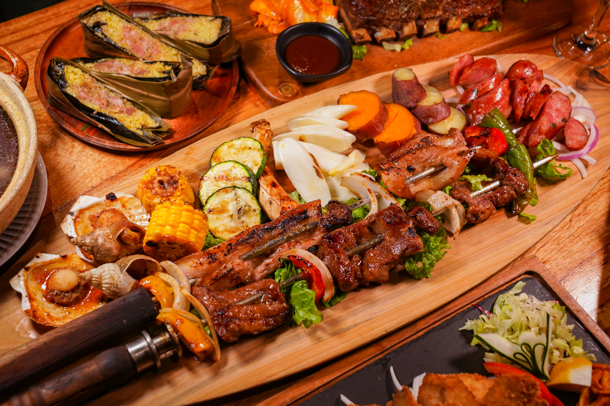 [高雄]打鹿岸原住民人文主題餐廳高流店－高雄流行音樂中心鯨魚堤岸隱藏版原住民餐廳！驚人份量烤肉盤、好吃小米阿拜 @美食好芃友（芃芃）