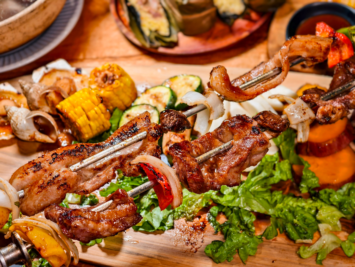 [高雄]打鹿岸原住民人文主題餐廳高流店－高雄流行音樂中心鯨魚堤岸隱藏版原住民餐廳！驚人份量烤肉盤、好吃小米阿拜 @美食好芃友（芃芃）