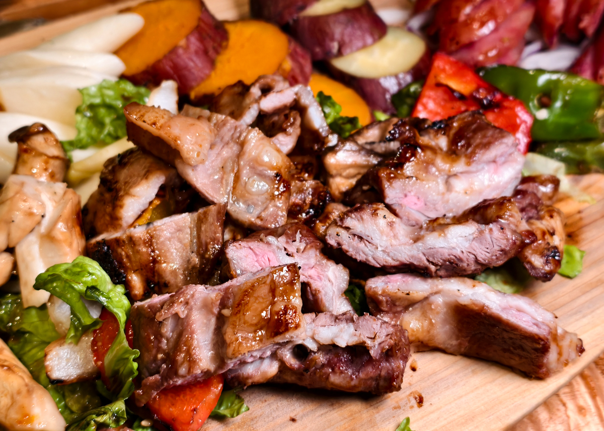 [高雄]打鹿岸原住民人文主題餐廳高流店－高雄流行音樂中心鯨魚堤岸隱藏版原住民餐廳！驚人份量烤肉盤、好吃小米阿拜 @美食好芃友（芃芃）