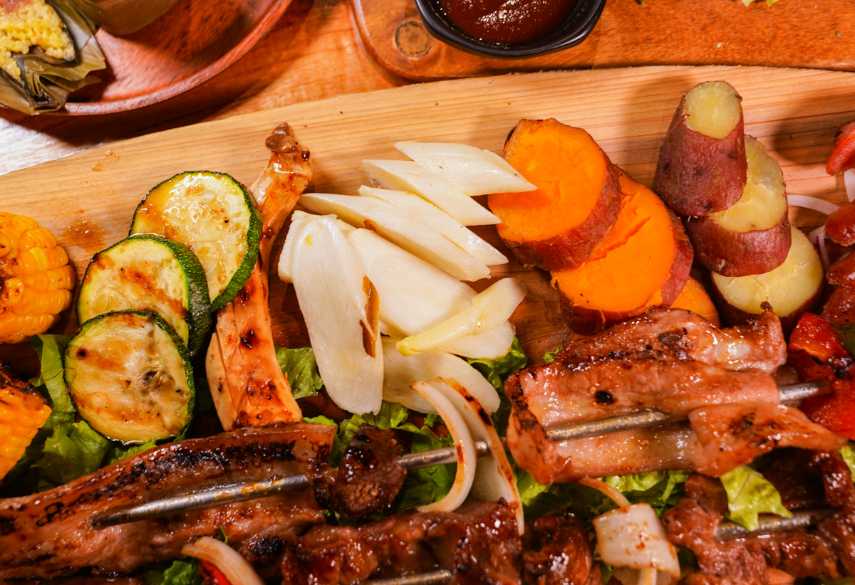 [高雄]打鹿岸原住民人文主題餐廳高流店－高雄流行音樂中心鯨魚堤岸隱藏版原住民餐廳！驚人份量烤肉盤、好吃小米阿拜 @美食好芃友（芃芃）