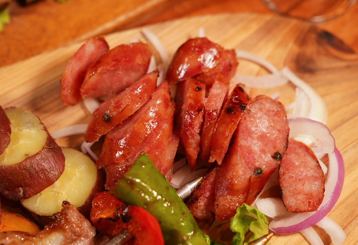 [高雄]打鹿岸原住民人文主題餐廳高流店－高雄流行音樂中心鯨魚堤岸隱藏版原住民餐廳！驚人份量烤肉盤、好吃小米阿拜 @美食好芃友（芃芃）