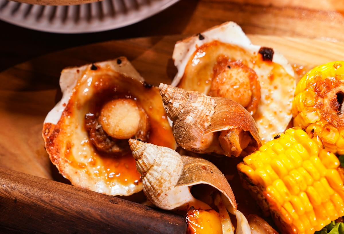 [高雄]打鹿岸原住民人文主題餐廳高流店－高雄流行音樂中心鯨魚堤岸隱藏版原住民餐廳！驚人份量烤肉盤、好吃小米阿拜 @美食好芃友（芃芃）