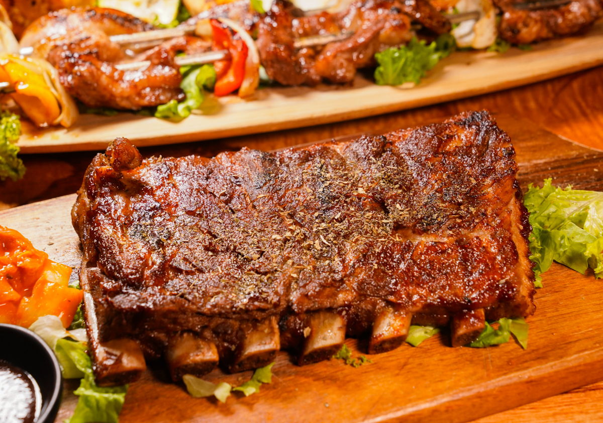 [高雄]打鹿岸原住民人文主題餐廳高流店－高雄流行音樂中心鯨魚堤岸隱藏版原住民餐廳！驚人份量烤肉盤、好吃小米阿拜 @美食好芃友（芃芃）