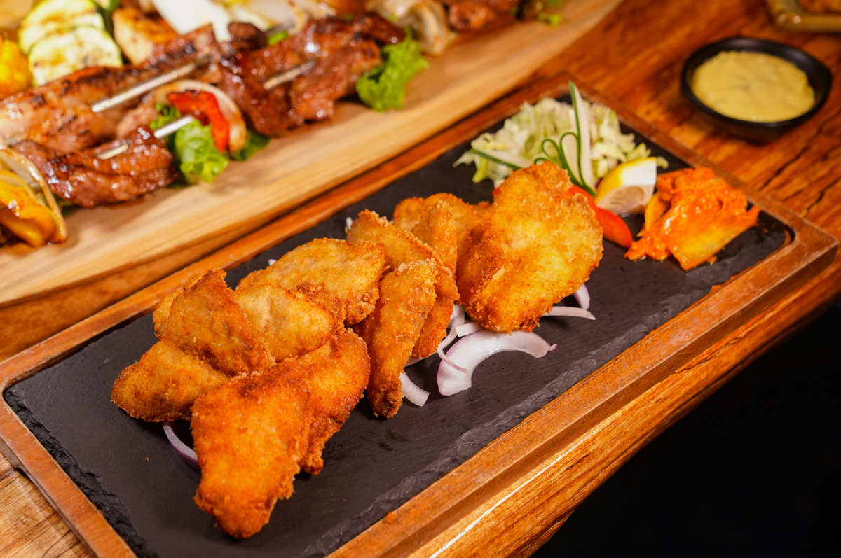 [高雄]打鹿岸原住民人文主題餐廳高流店－高雄流行音樂中心鯨魚堤岸隱藏版原住民餐廳！驚人份量烤肉盤、好吃小米阿拜 @美食好芃友（芃芃）