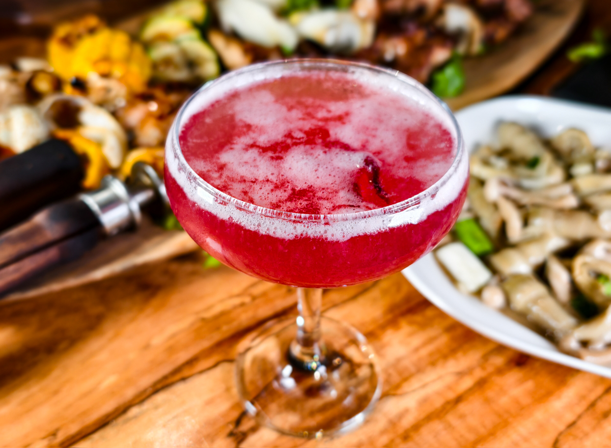 [高雄]打鹿岸原住民人文主題餐廳高流店－高雄流行音樂中心鯨魚堤岸隱藏版原住民餐廳！驚人份量烤肉盤、好吃小米阿拜 @美食好芃友（芃芃）