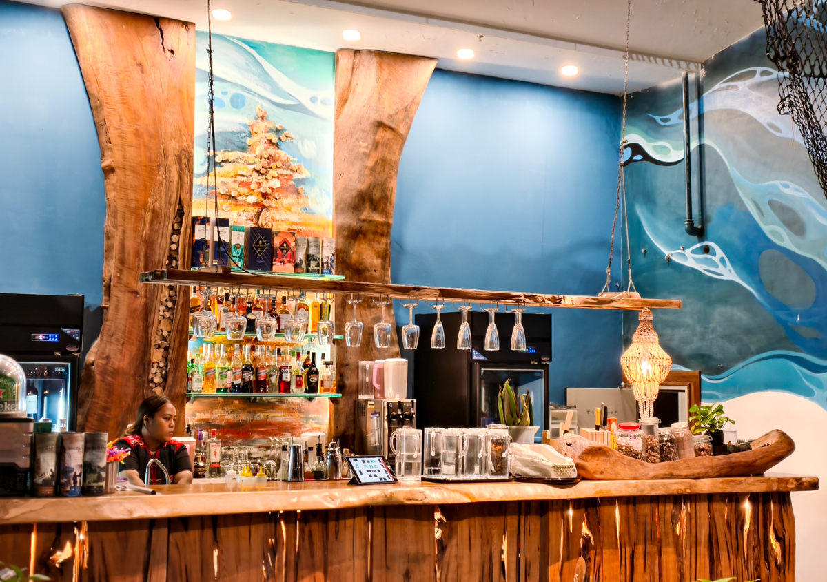 [高雄]打鹿岸原住民人文主題餐廳高流店－高雄流行音樂中心鯨魚堤岸隱藏版原住民餐廳！驚人份量烤肉盤、好吃小米阿拜 @美食好芃友（芃芃）