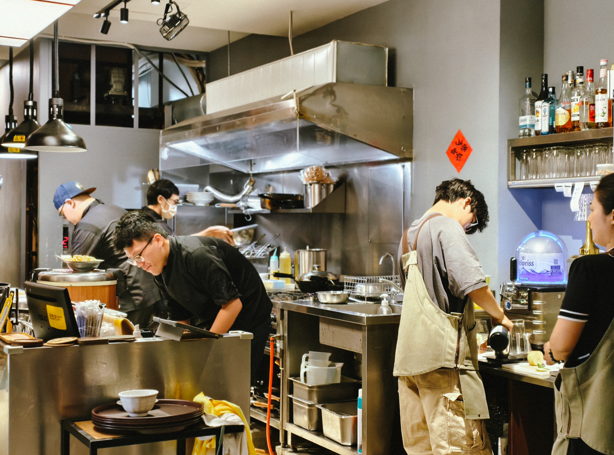 [高雄]柒壹喫堂x鹽海小餐館－鹽埕聚餐秘境!高雄最多好吃下酒菜的小餐館 @美食好芃友（芃芃）