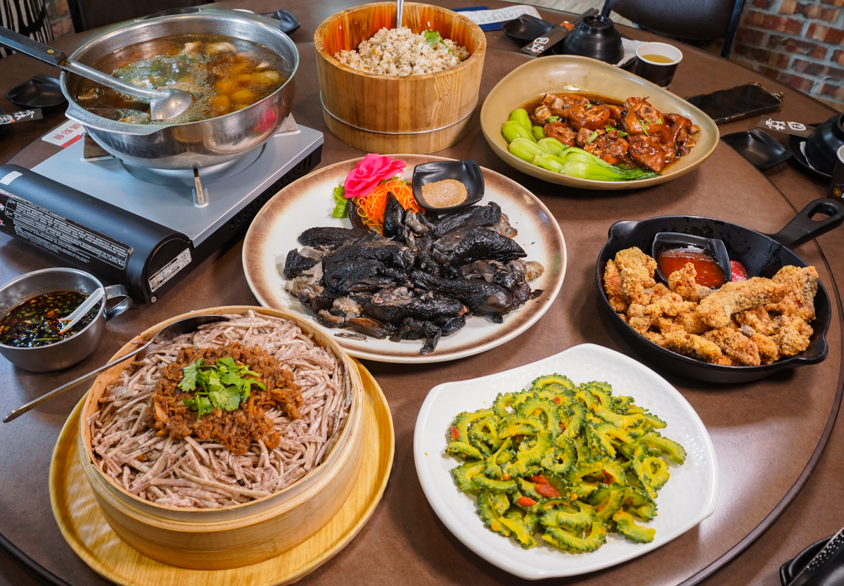 [高雄]霖園土雞城-在地人推薦好吃高雄土雞城!超美綠庭園與文青空間~必吃烏骨鹽焗雞、炸豆乳鰻、 五香鹹芋絲 @美食好芃友（芃芃）