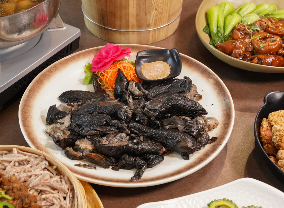 [高雄]霖園土雞城-在地人推薦好吃高雄土雞城!超美綠庭園與文青空間~必吃烏骨鹽焗雞、炸豆乳鰻、 五香鹹芋絲 @美食好芃友（芃芃）