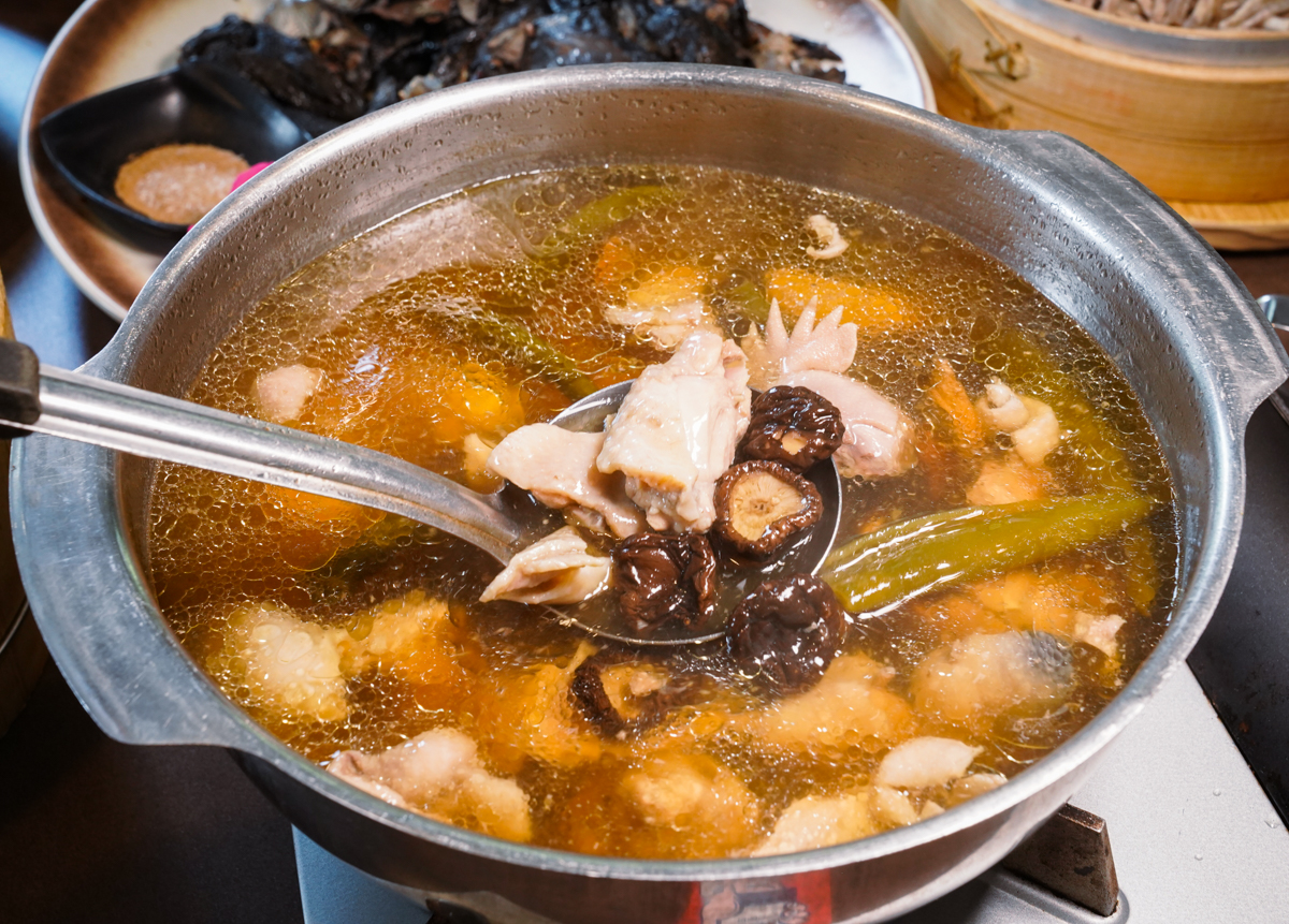 [高雄]霖園土雞城-在地人推薦好吃高雄土雞城!超美綠庭園與文青空間~必吃烏骨鹽焗雞、炸豆乳鰻、 五香鹹芋絲 @美食好芃友（芃芃）