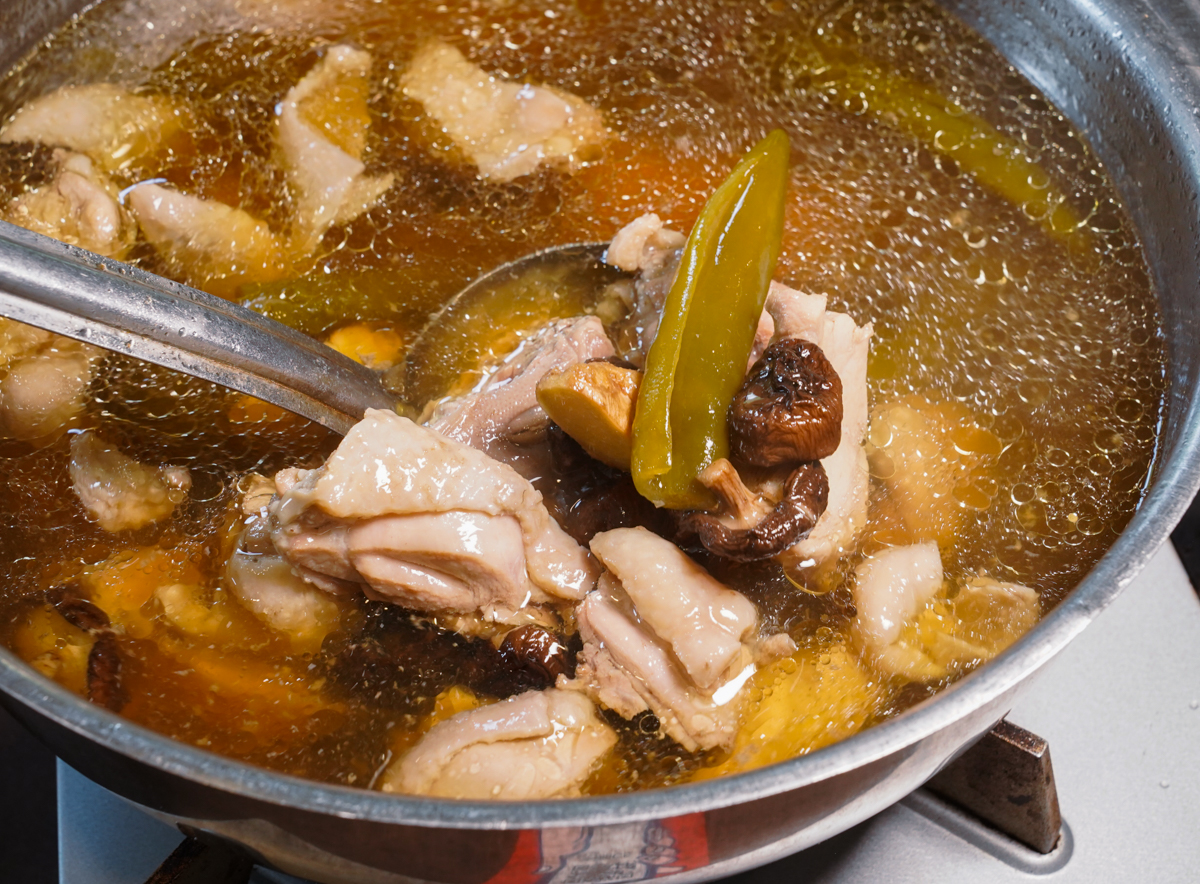 [高雄]霖園土雞城-在地人推薦好吃高雄土雞城!超美綠庭園與文青空間~必吃烏骨鹽焗雞、炸豆乳鰻、 五香鹹芋絲 @美食好芃友（芃芃）