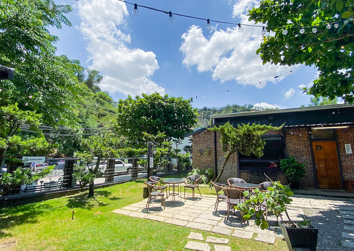 [高雄]霖園土雞城-在地人推薦好吃高雄土雞城!超美綠庭園與文青空間~必吃烏骨鹽焗雞、炸豆乳鰻、 五香鹹芋絲 @美食好芃友（芃芃）