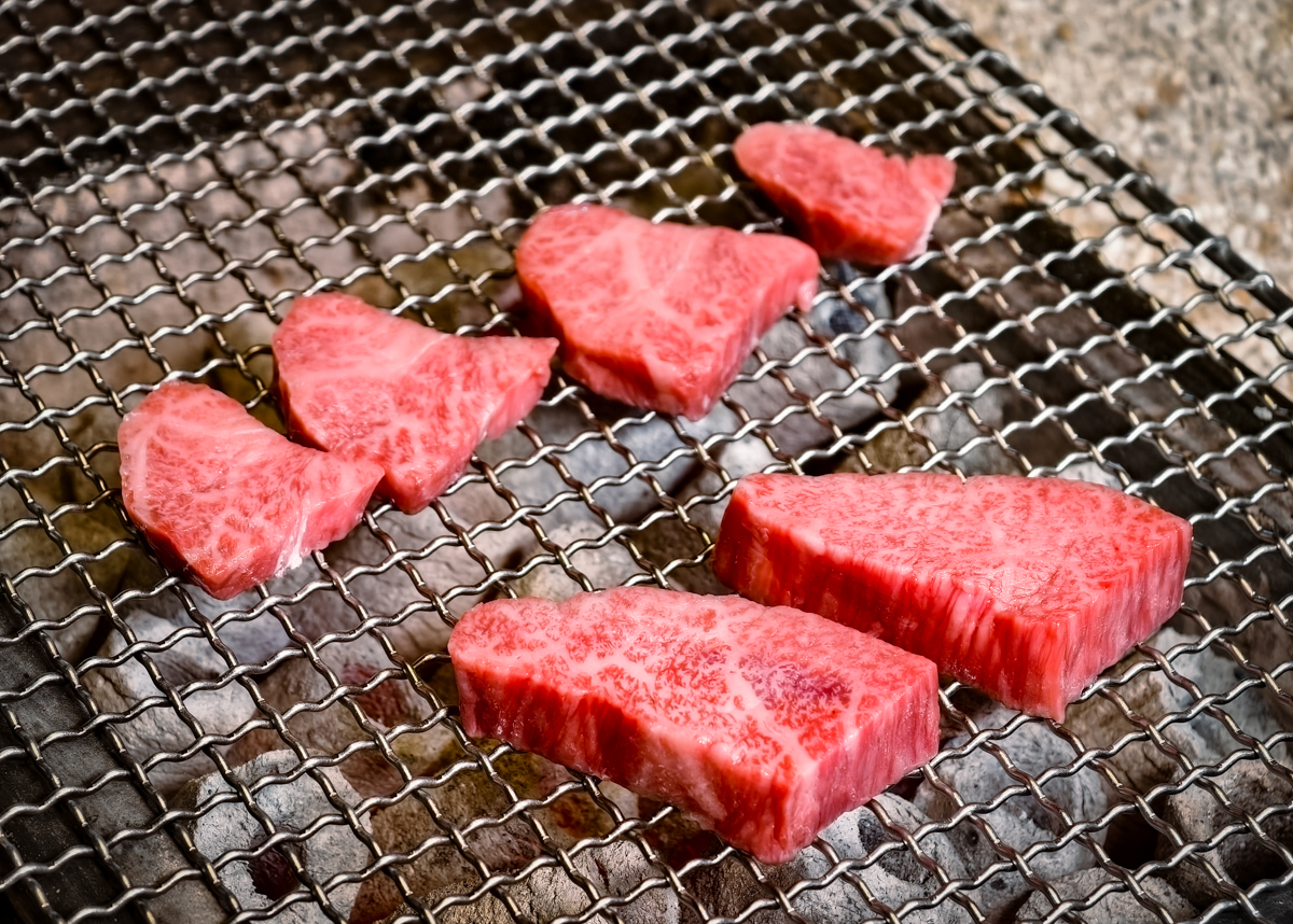 [高雄燒肉推薦]明燒肉文自旗艦店-海鮮控和牛控都來!超有儀式感高雄燒肉無菜單!最扯的雙人帝王蟹燒肉套餐 @美食好芃友（芃芃）