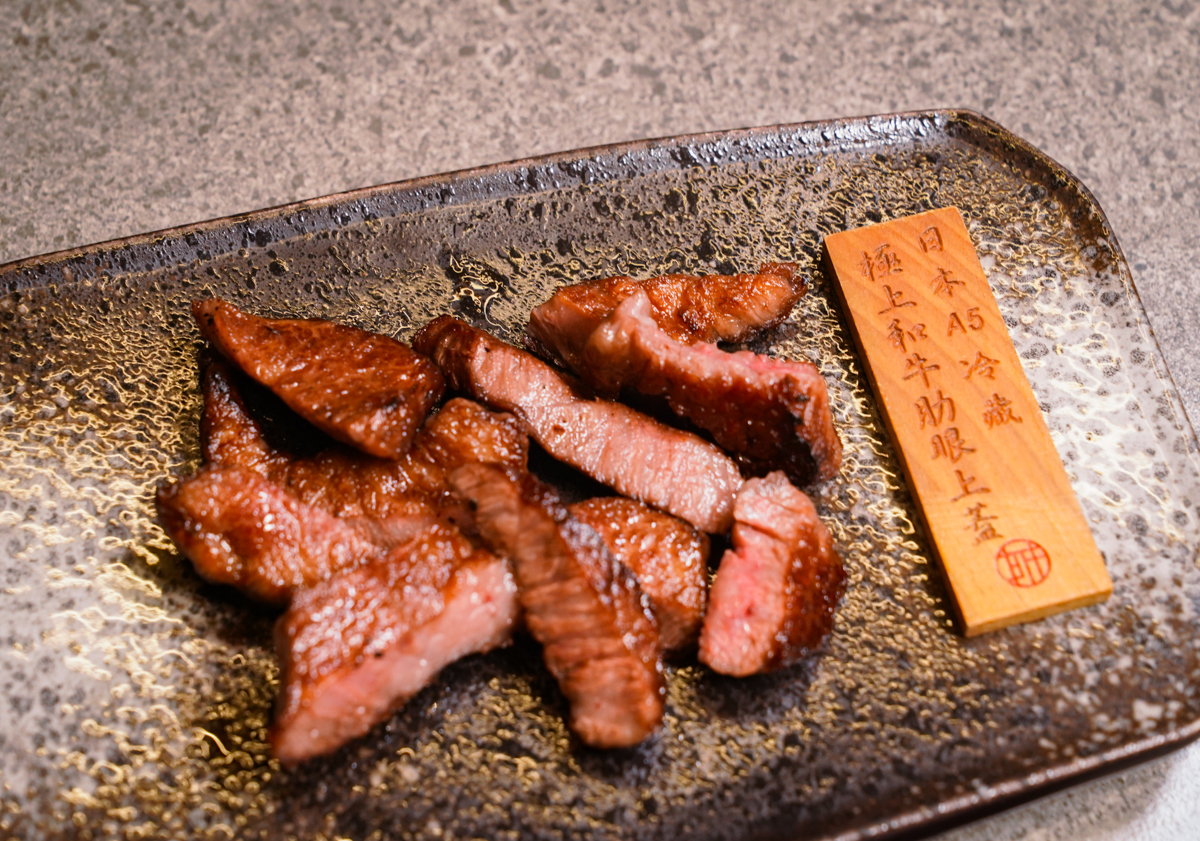 [高雄燒肉推薦]明燒肉文自旗艦店-海鮮控和牛控都來!超有儀式感高雄燒肉無菜單!最扯的雙人帝王蟹燒肉套餐 @美食好芃友（芃芃）