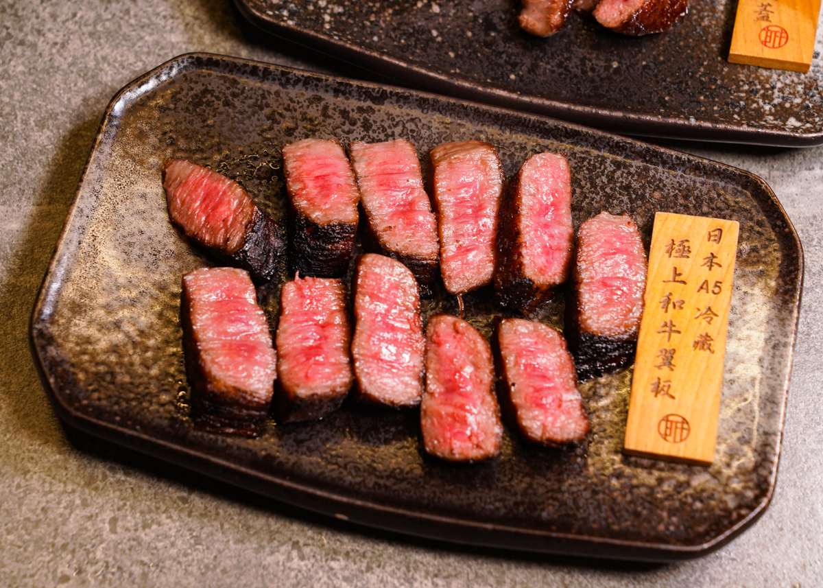 [高雄燒肉推薦]明燒肉文自旗艦店-海鮮控和牛控都來!超有儀式感高雄燒肉無菜單!最扯的雙人帝王蟹燒肉套餐 @美食好芃友（芃芃）