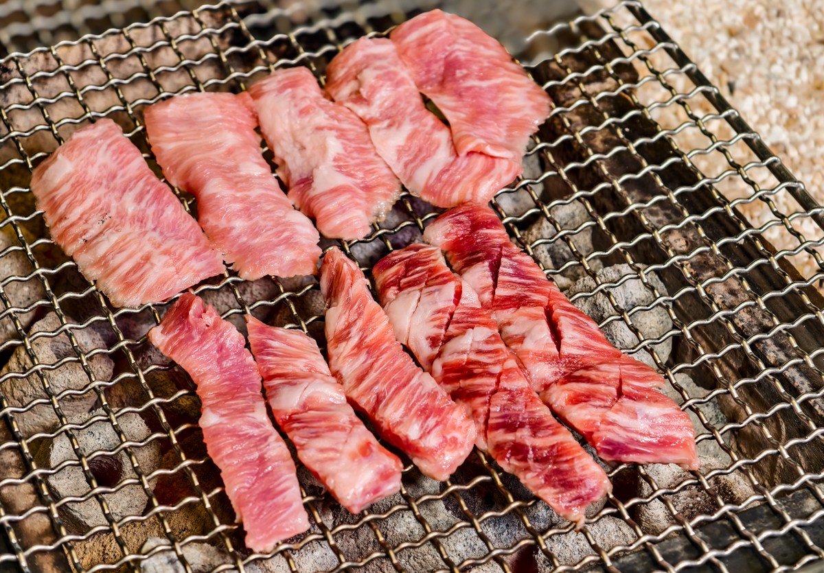 [高雄燒肉推薦]明燒肉文自旗艦店-海鮮控和牛控都來!超有儀式感高雄燒肉無菜單!最扯的雙人帝王蟹燒肉套餐 @美食好芃友（芃芃）