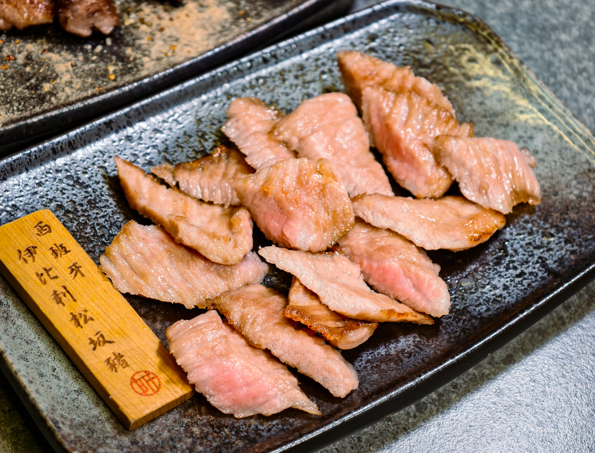 [高雄燒肉推薦]明燒肉文自旗艦店-海鮮控和牛控都來!超有儀式感高雄燒肉無菜單!最扯的雙人帝王蟹燒肉套餐 @美食好芃友（芃芃）