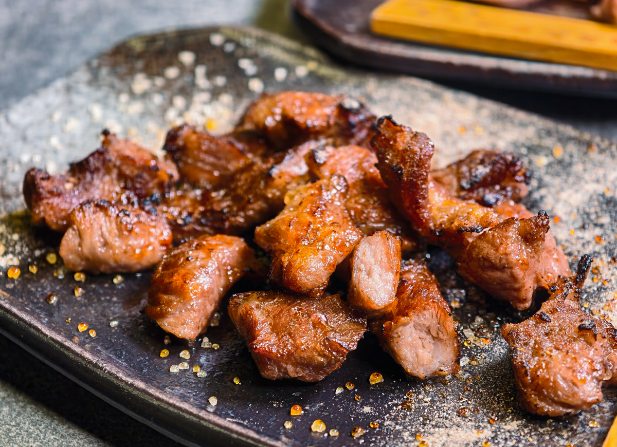 [高雄燒肉推薦]明燒肉文自旗艦店-海鮮控和牛控都來!超有儀式感高雄燒肉無菜單!最扯的雙人帝王蟹燒肉套餐 @美食好芃友（芃芃）