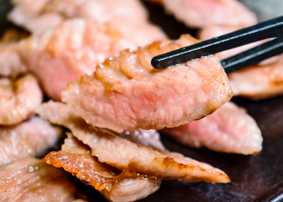 [高雄燒肉推薦]明燒肉文自旗艦店-海鮮控和牛控都來!超有儀式感高雄燒肉無菜單!最扯的雙人帝王蟹燒肉套餐 @美食好芃友（芃芃）