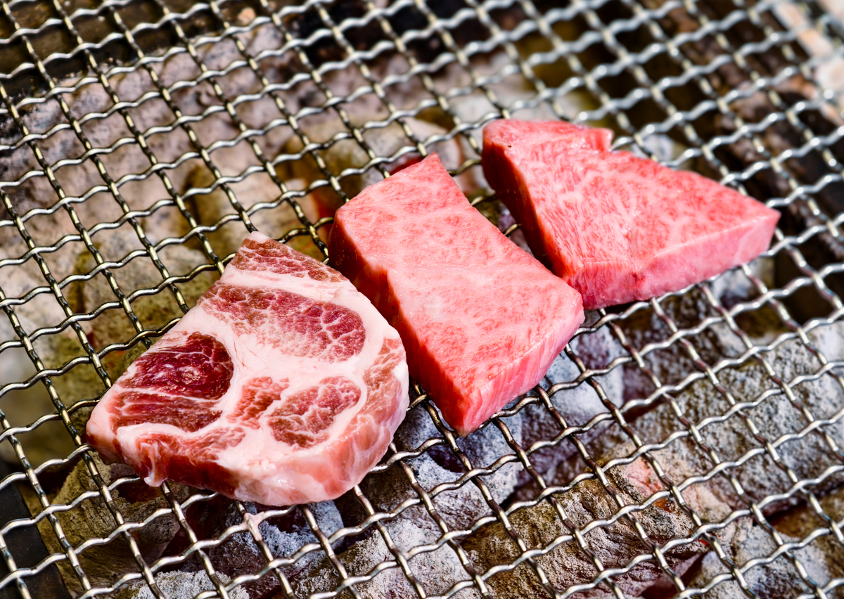 [高雄燒肉推薦]明燒肉文自旗艦店-海鮮控和牛控都來!超有儀式感高雄燒肉無菜單!最扯的雙人帝王蟹燒肉套餐 @美食好芃友（芃芃）