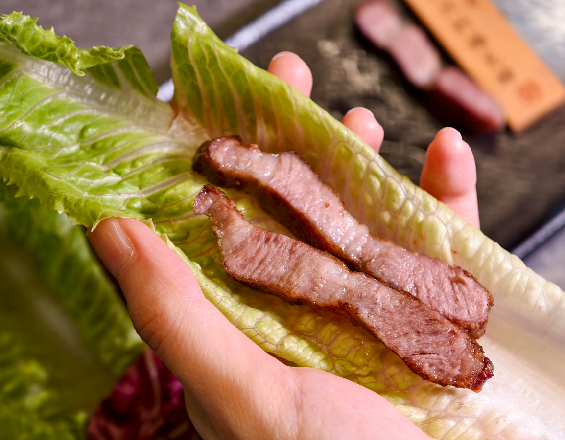 [高雄燒肉推薦]明燒肉文自旗艦店-海鮮控和牛控都來!超有儀式感高雄燒肉無菜單!最扯的雙人帝王蟹燒肉套餐 @美食好芃友（芃芃）