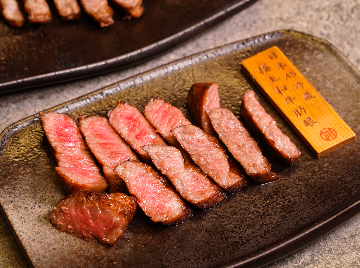 [高雄燒肉推薦]明燒肉文自旗艦店-海鮮控和牛控都來!超有儀式感高雄燒肉無菜單!最扯的雙人帝王蟹燒肉套餐 @美食好芃友（芃芃）