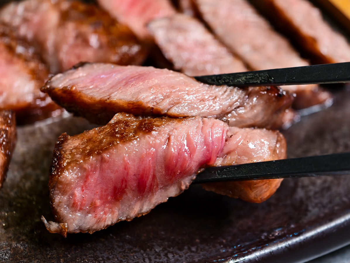 [高雄燒肉推薦]明燒肉文自旗艦店-海鮮控和牛控都來!超有儀式感高雄燒肉無菜單!最扯的雙人帝王蟹燒肉套餐 @美食好芃友（芃芃）