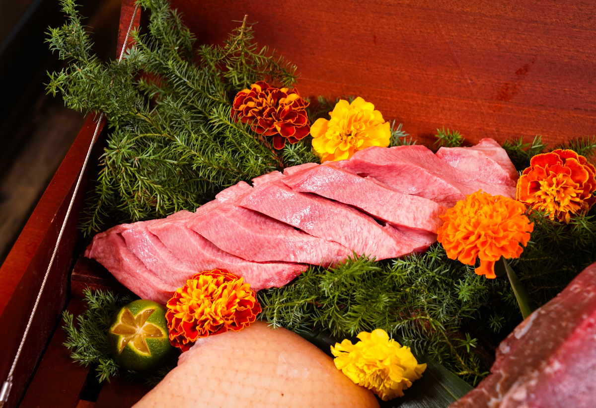 [高雄燒肉推薦]明燒肉文自旗艦店-海鮮控和牛控都來!超有儀式感高雄燒肉無菜單!最扯的雙人帝王蟹燒肉套餐 @美食好芃友（芃芃）