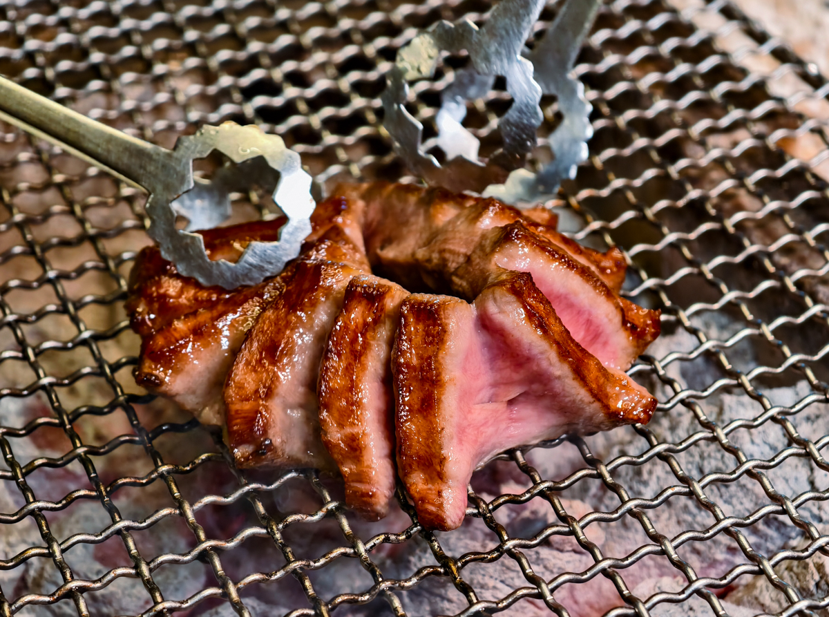 [高雄燒肉推薦]明燒肉文自旗艦店-海鮮控和牛控都來!超有儀式感高雄燒肉無菜單!最扯的雙人帝王蟹燒肉套餐 @美食好芃友（芃芃）