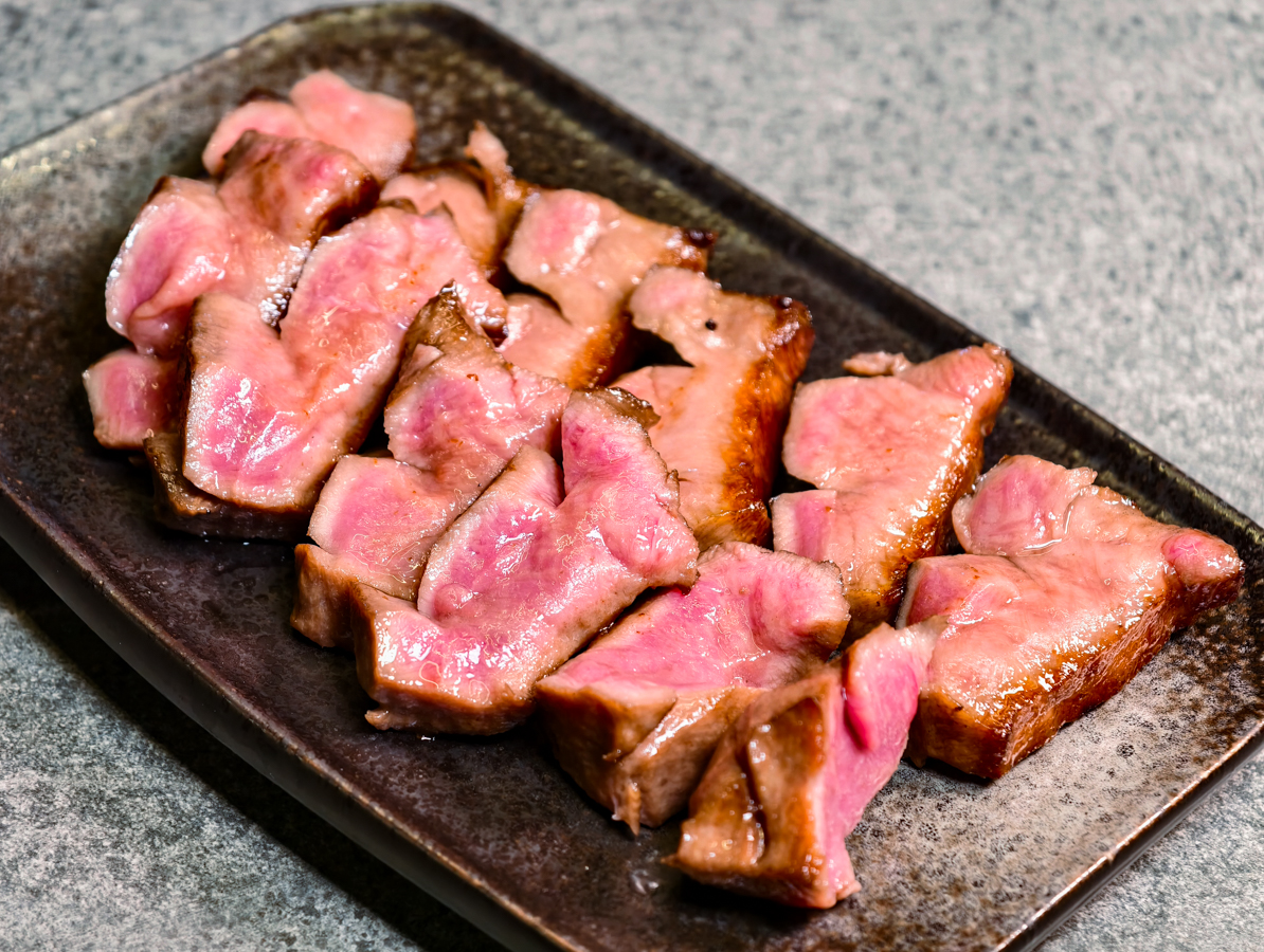 [高雄燒肉推薦]明燒肉文自旗艦店-海鮮控和牛控都來!超有儀式感高雄燒肉無菜單!最扯的雙人帝王蟹燒肉套餐 @美食好芃友（芃芃）